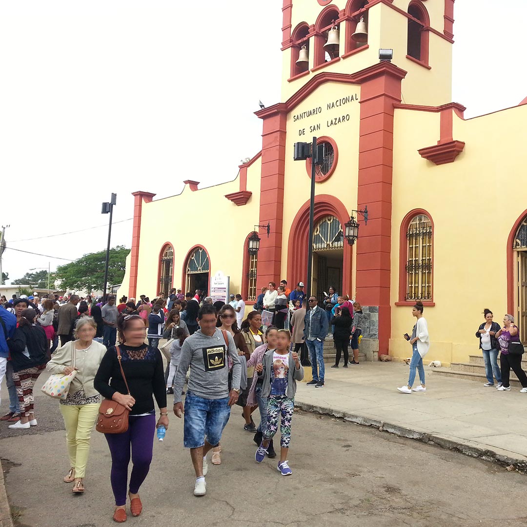 Peregrinos, creyentes y fieles acudiendo a la Iglesia de San Lázaro en el Rincón, Cuba